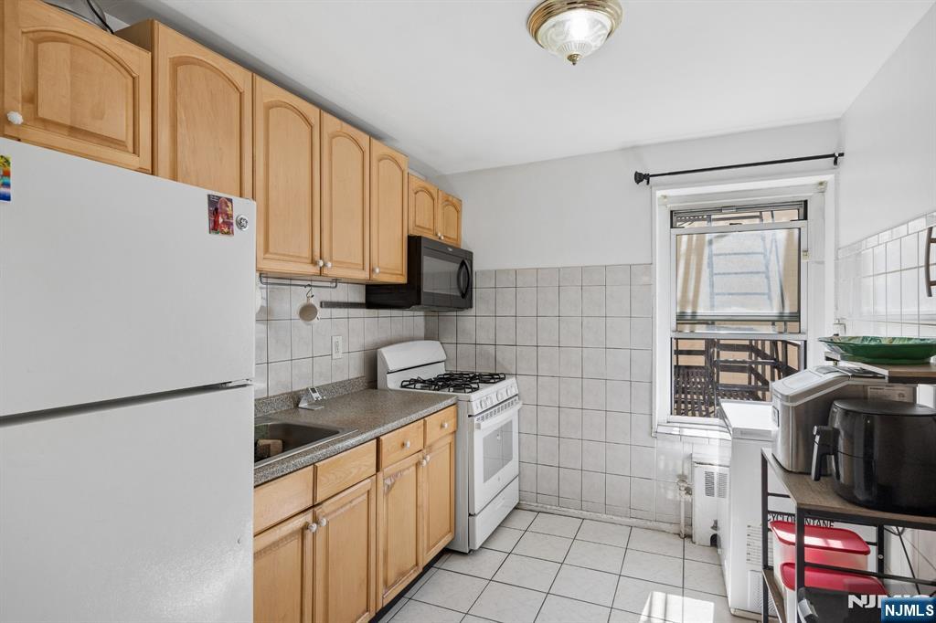 2215 North Central Road, Unit 4A Fort Lee, NJ 07024 - Photo 6 of 16