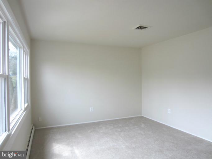 14954 Alaska Road Woodbridge, VA 22191 - Photo 2 of 25 Living Room