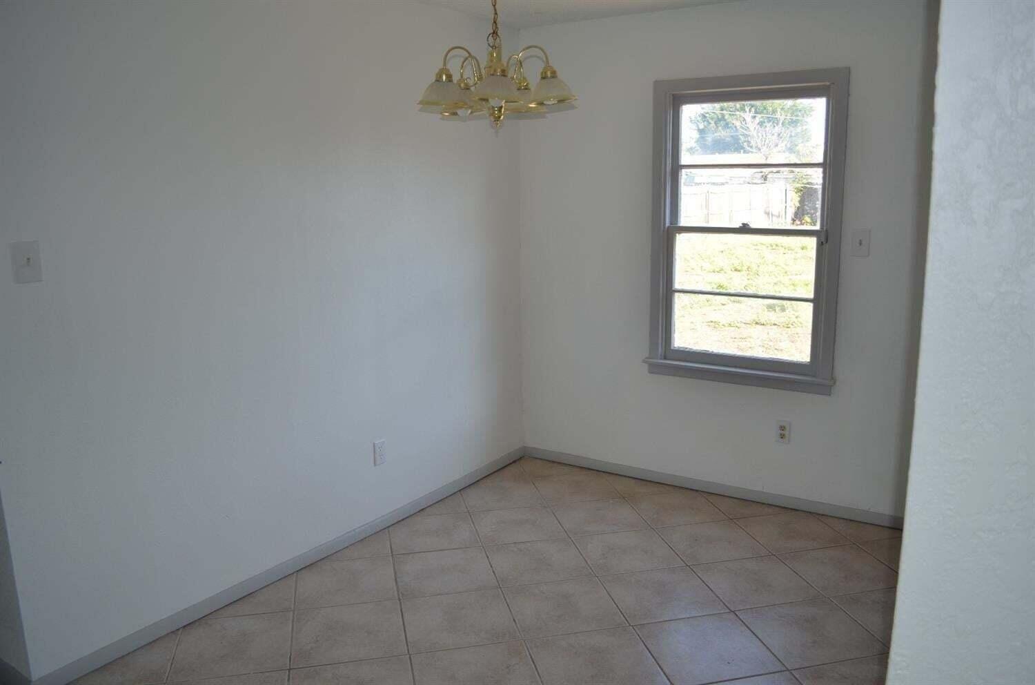 2018 East 28th Street Lubbock, TX 79404 - Photo 4 of 6 20241220080117867690000000-o