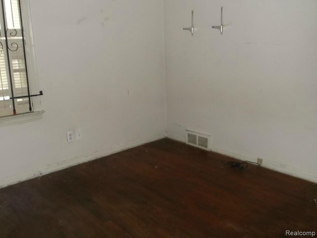9216 Trinity Street Detroit, MI 48228 - Photo 5 of 11 DSCF2428.jpg