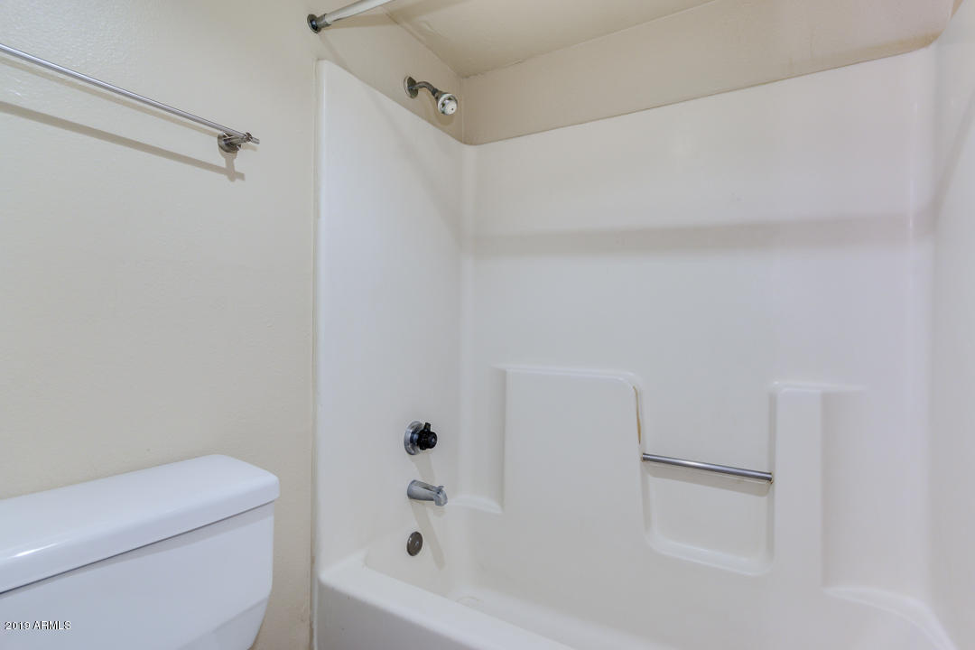 4410 North Longview Avenue, Unit 106 Phoenix, AZ 85014 - Photo 18 of 25 a bathroom with a bathtub and toilet