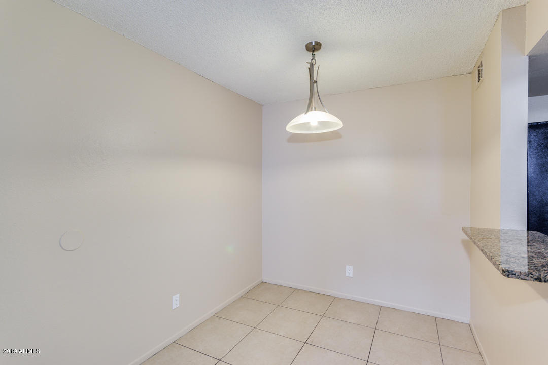 4410 North Longview Avenue, Unit 106 Phoenix, AZ 85014 - Photo 10 of 25 a view of a decorative light in a room