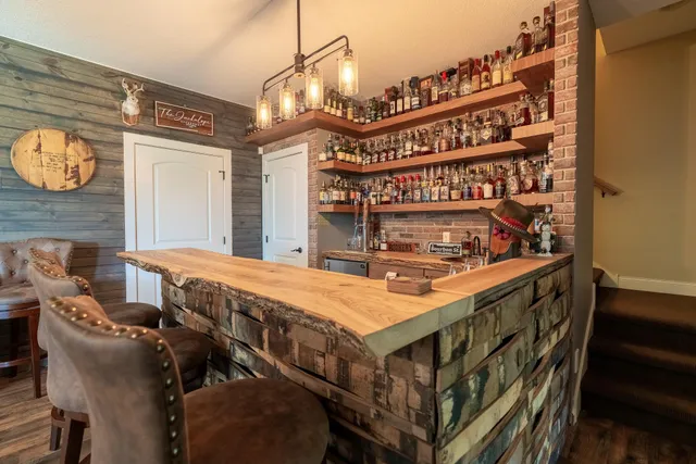 $1,100,000 | 60515 235th Street, Madison Lake, MN 56063