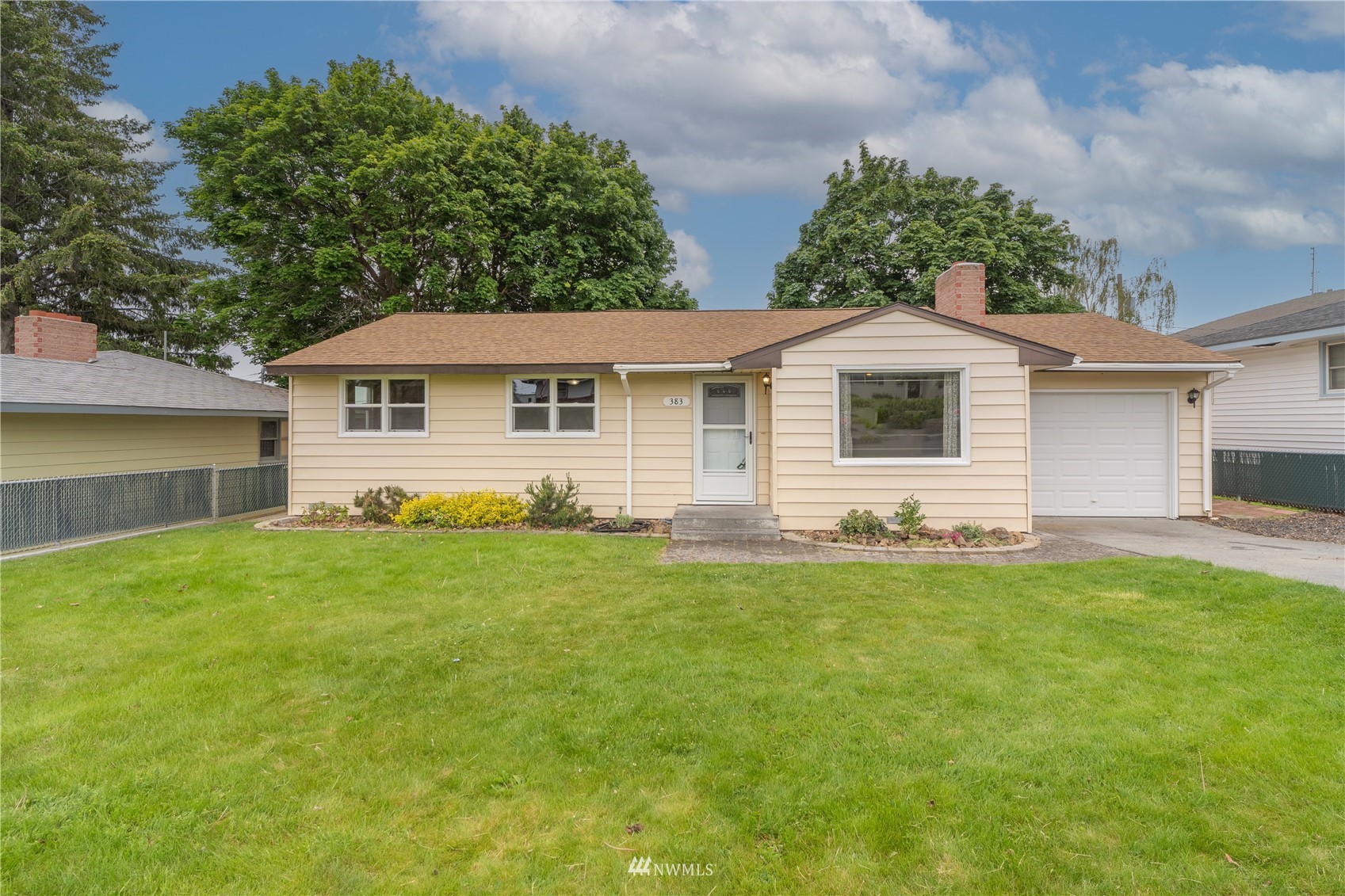 383 Maringo Road Ephrata, WA 98823 - Photo 1 of 29 front view of a house with a yard