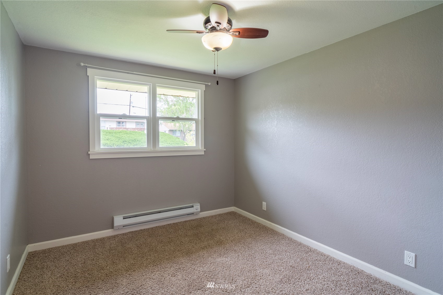 383 Maringo Road Ephrata, WA 98823 - Photo 13 of 29 an empty room with a window and a fan