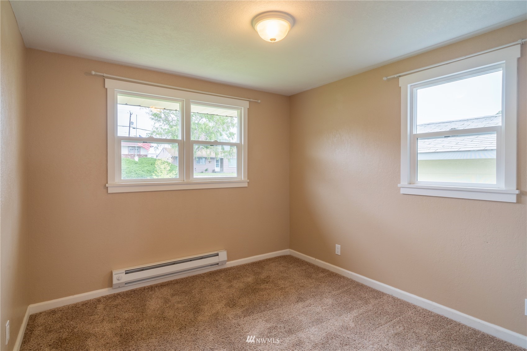 383 Maringo Road Ephrata, WA 98823 - Photo 15 of 29 an empty room with a window