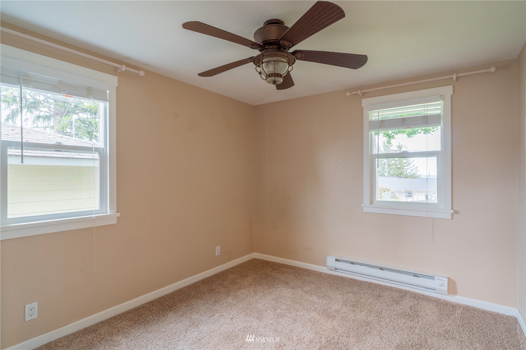 383 Maringo Road Ephrata, WA 98823 - Photo 17 of 29 an empty room with a window and a fan