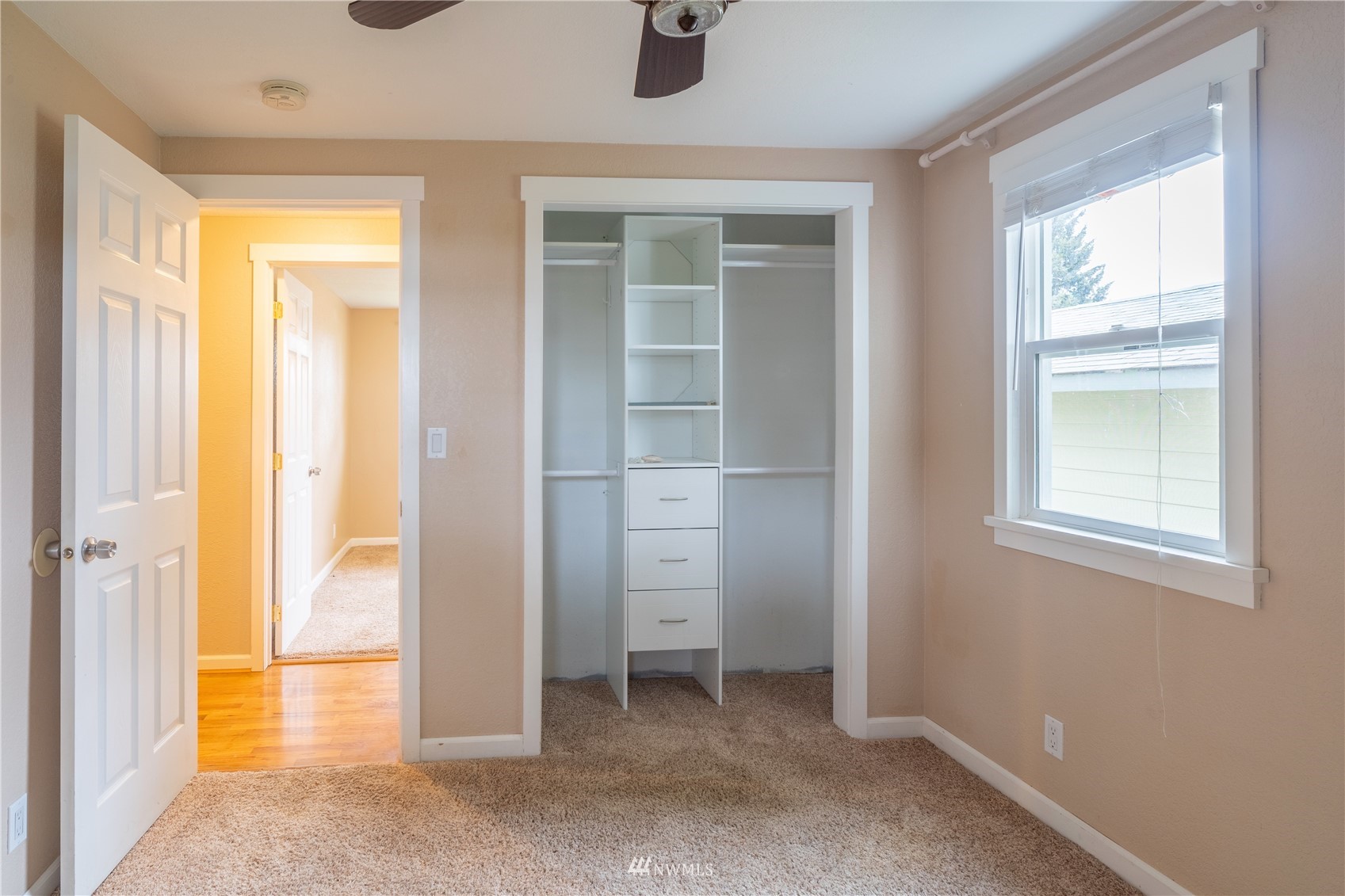 383 Maringo Road Ephrata, WA 98823 - Photo 18 of 29 a view of an empty room with closet and a window