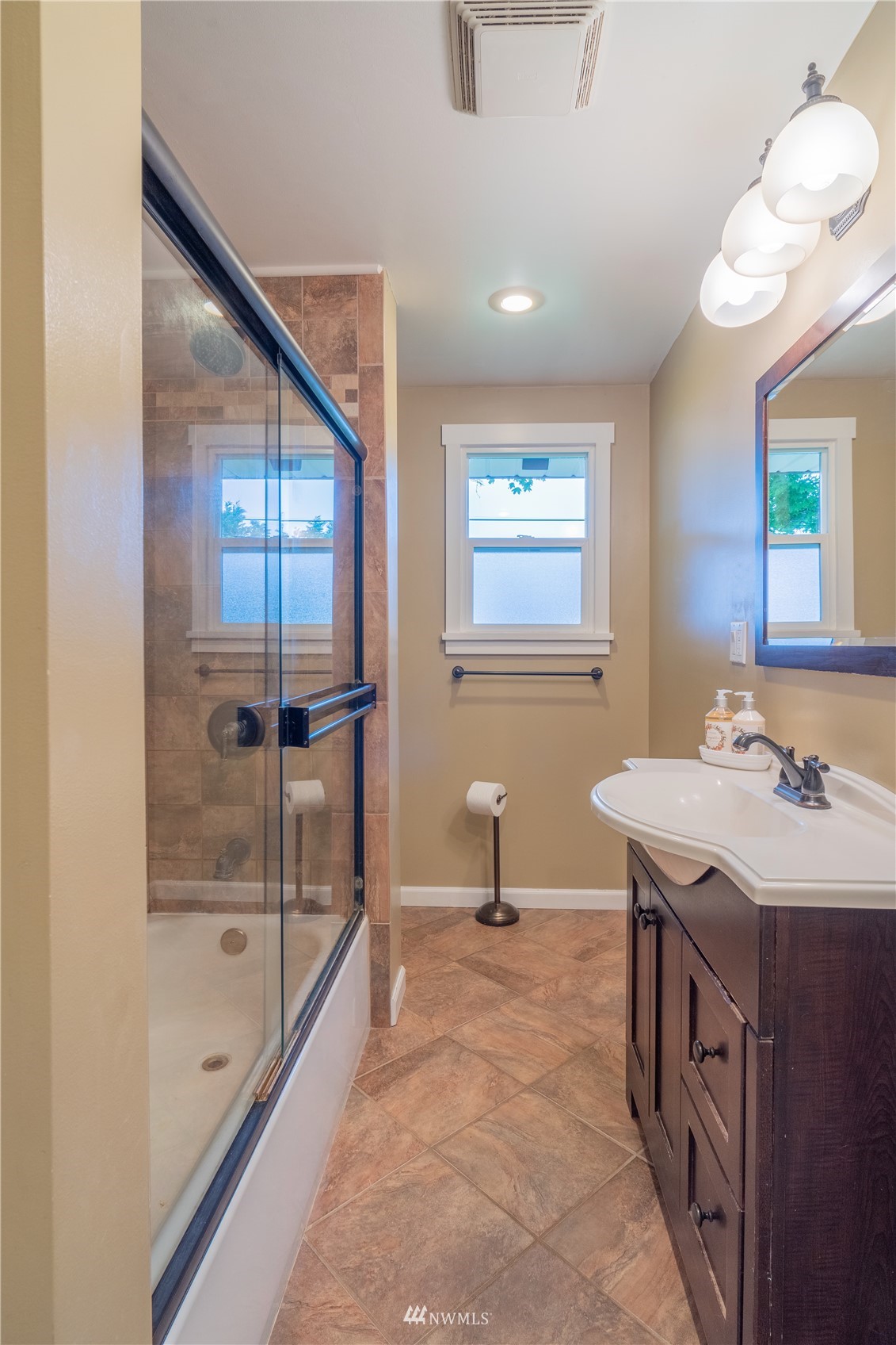383 Maringo Road Ephrata, WA 98823 - Photo 19 of 29 a bathroom with a sink a toilet and shower