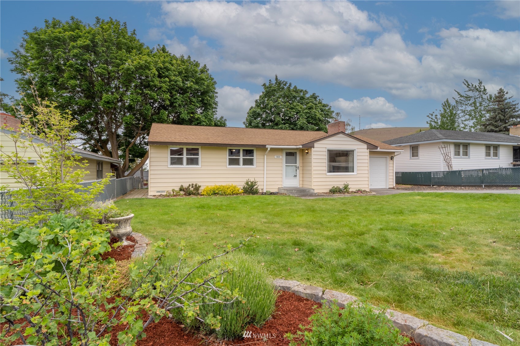 383 Maringo Road Ephrata, WA 98823 - Photo 2 of 29 front view of a house with a yard