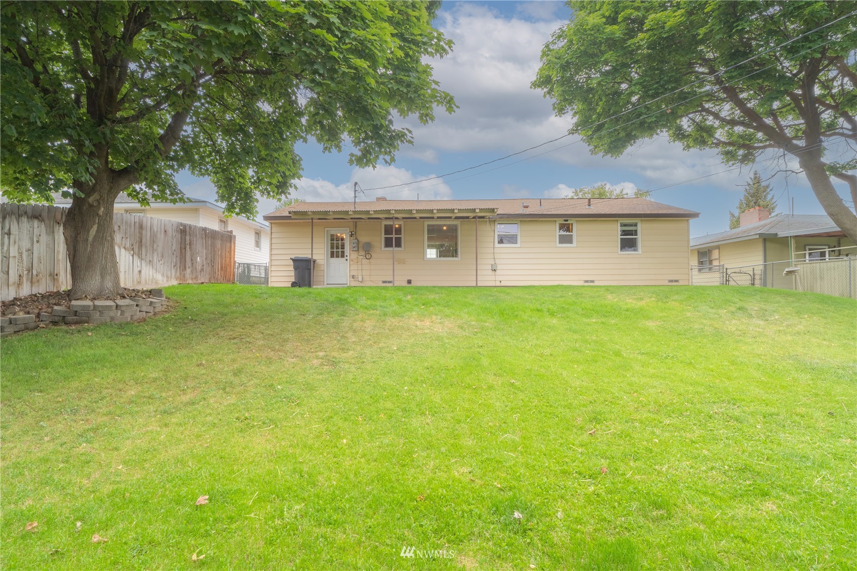 383 Maringo Road Ephrata, WA 98823 - Photo 23 of 29 front view of a house with a yard