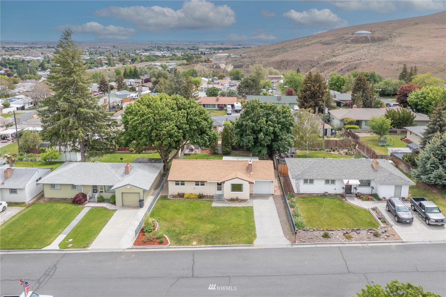 383 Maringo Road Ephrata, WA 98823 - Photo 29 of 29 an aerial view of residential houses with yard