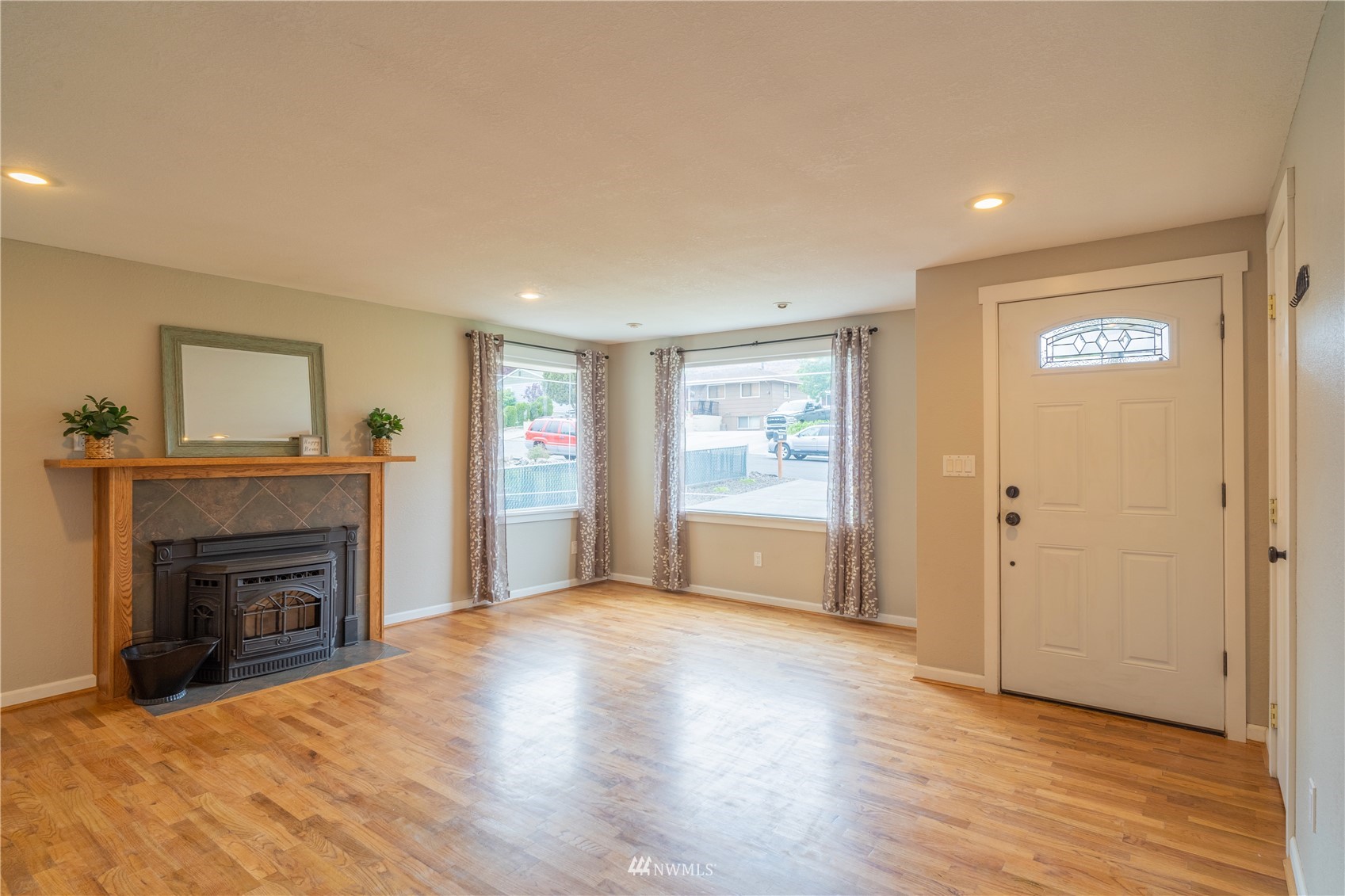 383 Maringo Road Ephrata, WA 98823 - Photo 5 of 29 a view of empty room with wooden floor and fireplace