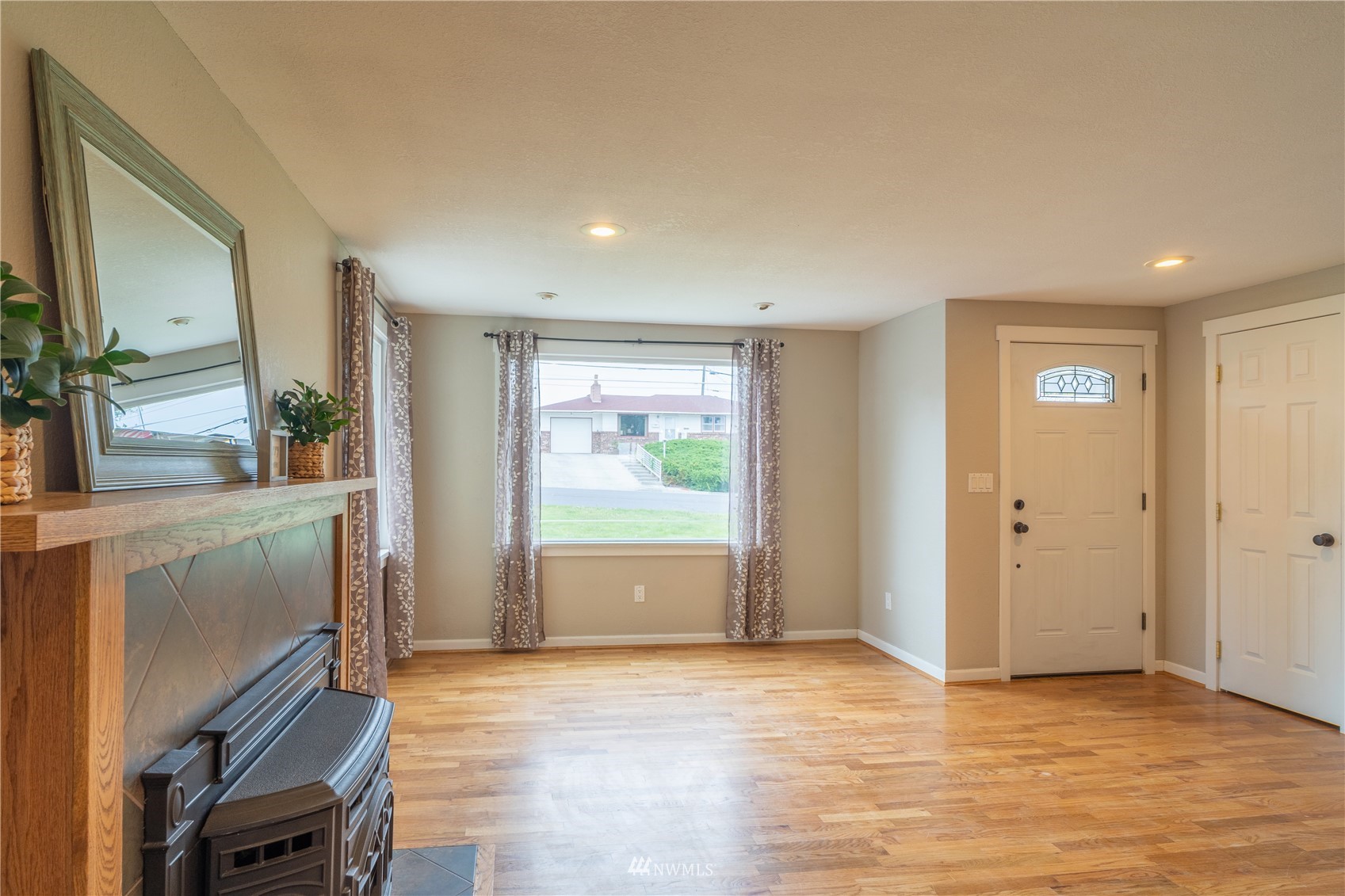 383 Maringo Road Ephrata, WA 98823 - Photo 6 of 29 a view of an empty room and window