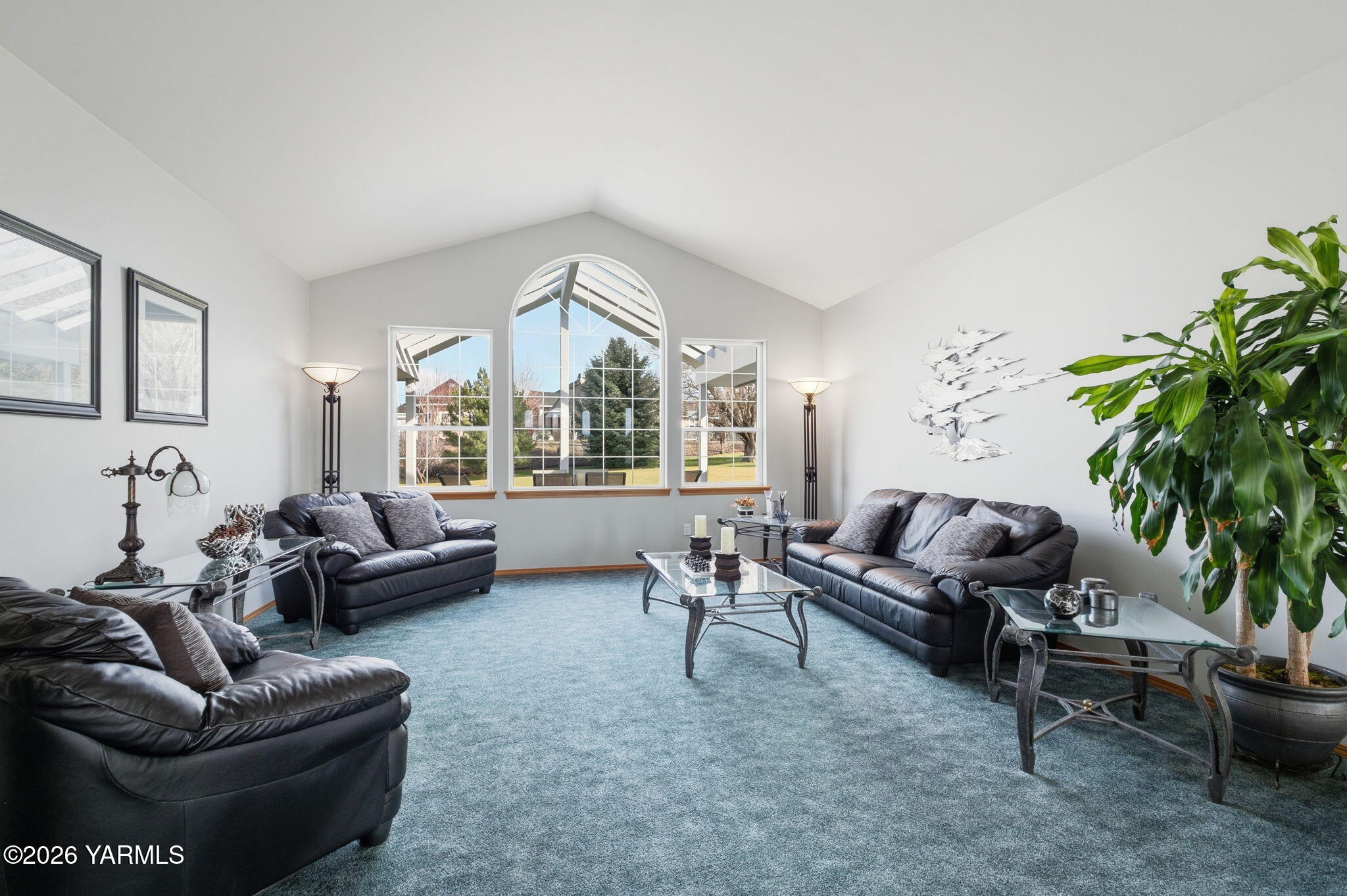 461 White Road Yakima, WA 98901 - Photo 15 of 36 Family Room with Vaulted Ceiling