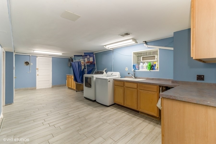 6129 North Mason Avenue Chicago, IL 60646 - Photo 16 of 22 a kitchen that has a sink and a stove in it