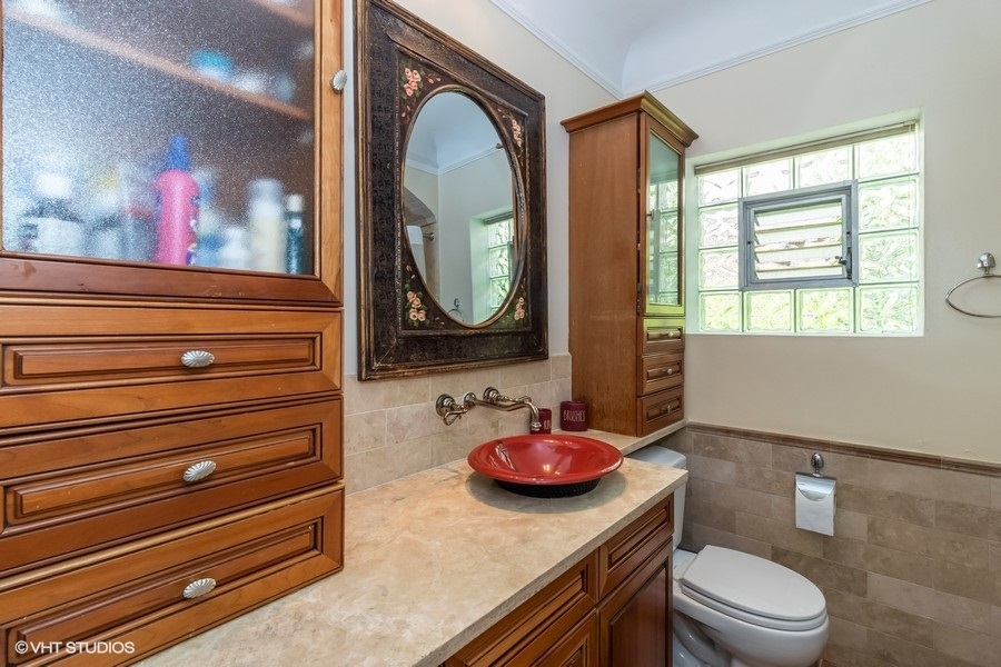 6129 North Mason Avenue Chicago, IL 60646 - Photo 7 of 22 a bathroom with a toilet a sink and a mirror