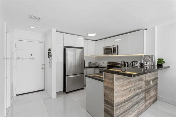 $2,600 | 6545 Indian Creek Drive, Unit 306, Miami Beach, FL 33141