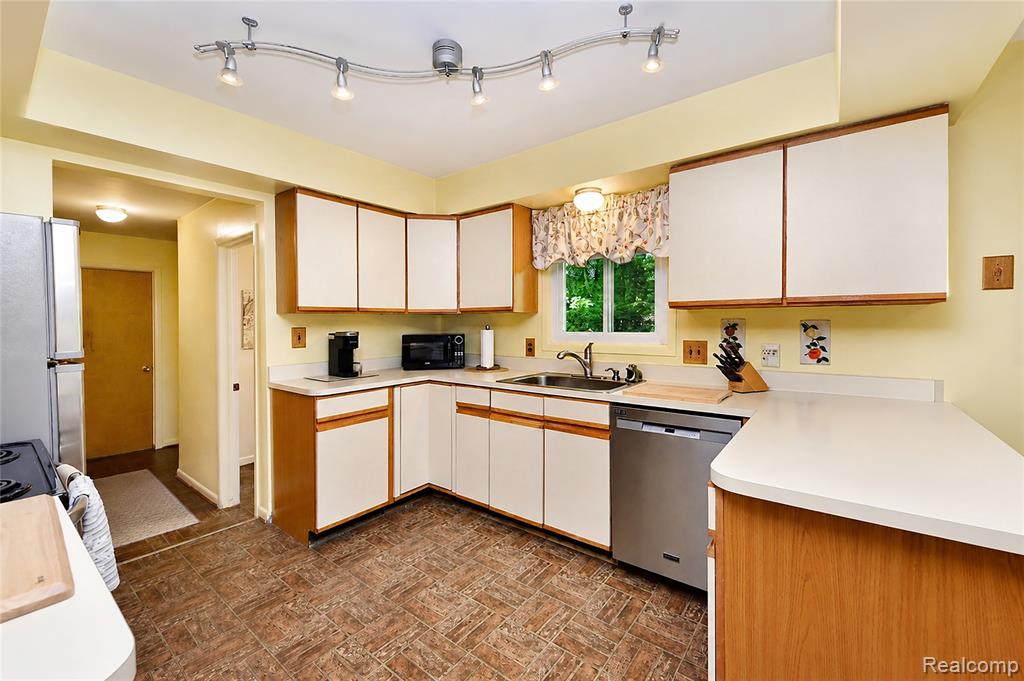 5888 Pentland Road Bloomfield Hills, MI 48301 - Photo 12 of 41