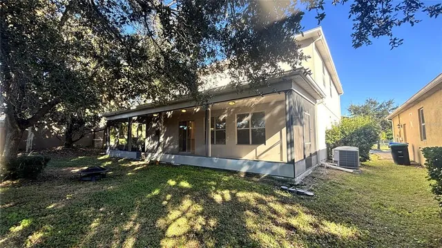 a view of a house with backyard
