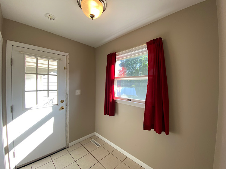 1628 North 2510th Road Ottawa, IL 61350 - Photo 10 of 24 a view of an entryway