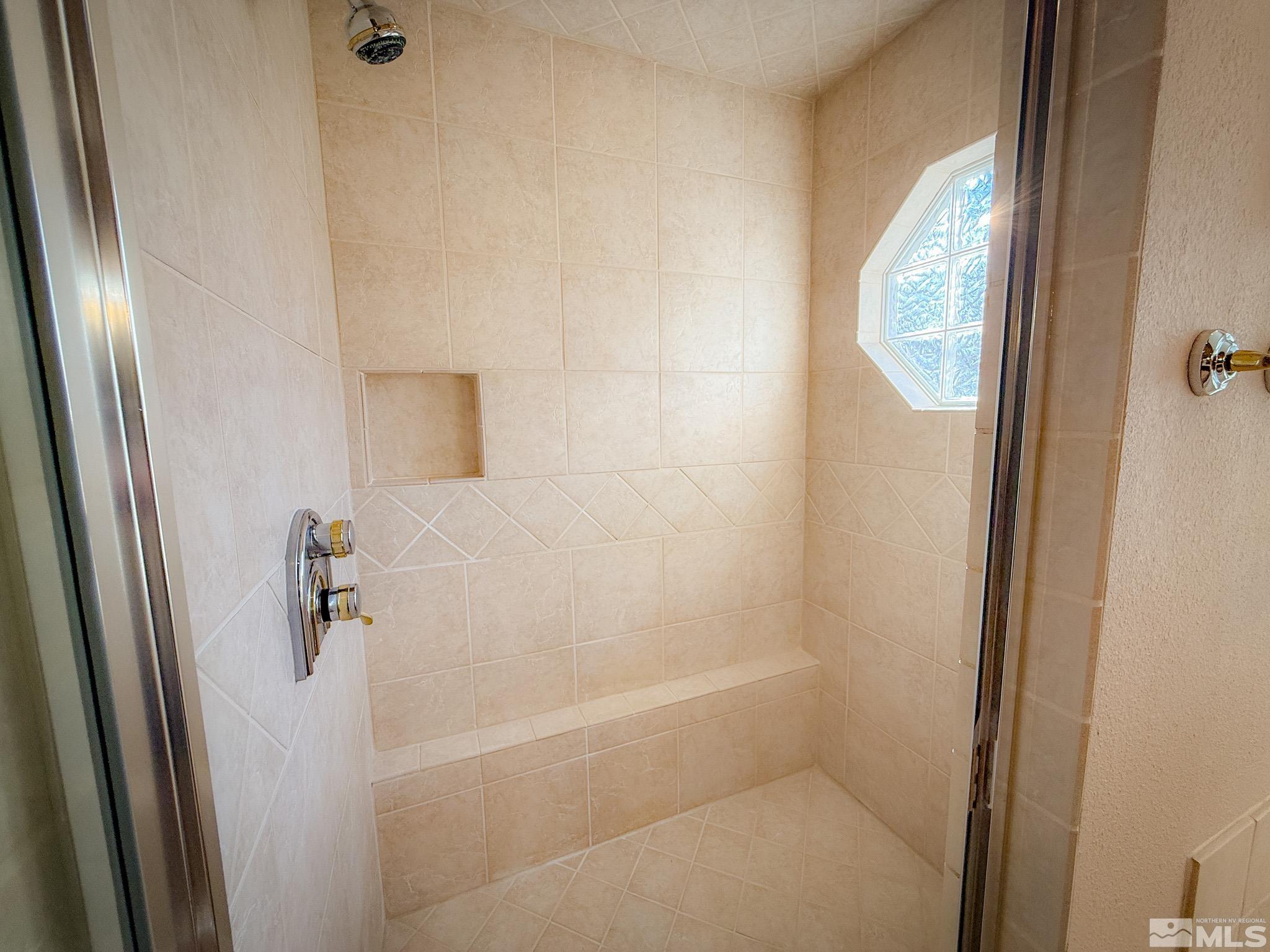 3775 Clover Way Reno, NV 89509 - Photo 21 of 40 a bathroom with a bathtub