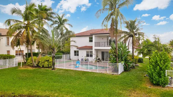 a view of a house with a backyard