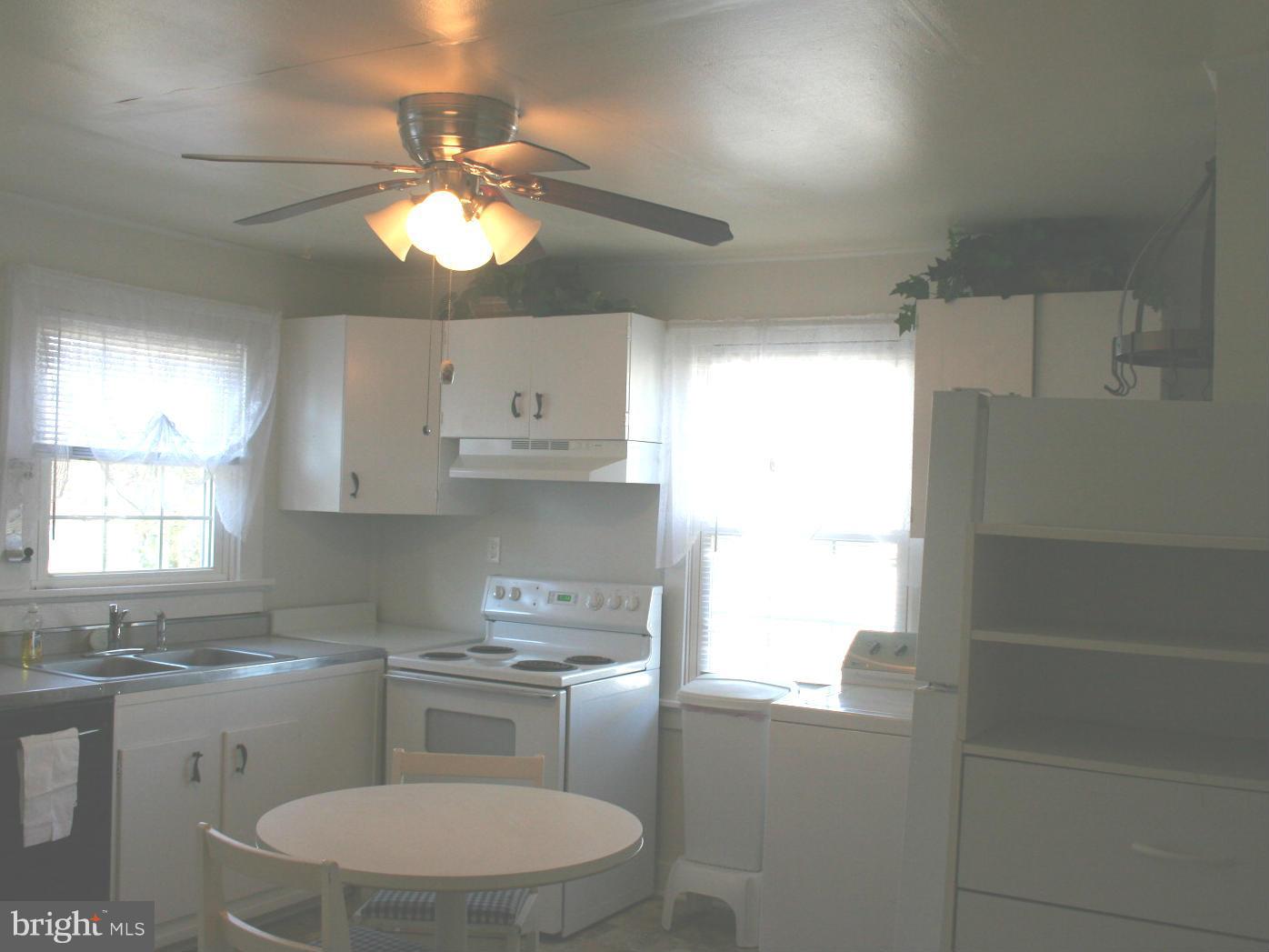809 Bancroft Avenue Colonial Beach, VA 22443 - Photo 7 of 14 Kitchen