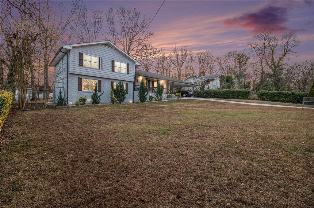 a view of a house with a yard