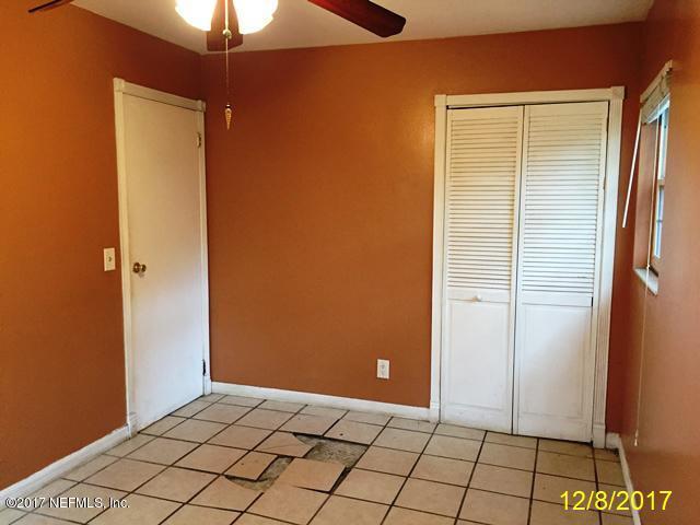 7345 Ridgeway Road North Jacksonville, FL 32244 - Photo 18 of 26 an empty room with closet
