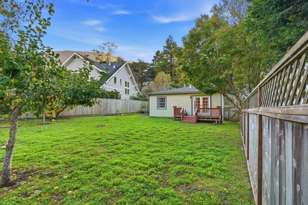 a view of a house with backyard and garden