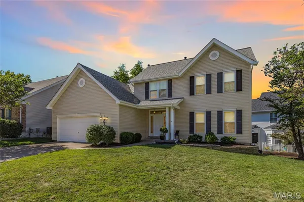 $490,000 | 862 Wellesley Pl Drive, Chesterfield, MO 63017