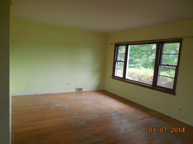 5-s074 Karns Road Lisle, IL 60532 - Photo 7 of 18 an empty room with window