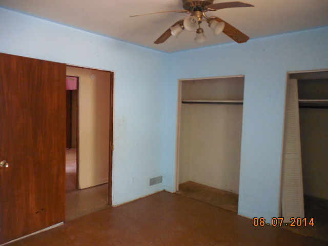 5-s074 Karns Road Lisle, IL 60532 - Photo 10 of 18 a view of an empty room with a ceiling fan