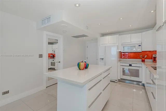 $6,700 | 2301 Collins Avenue, Unit 1211, Miami Beach, FL 33139