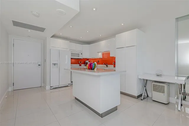 $6,700 | 2301 Collins Avenue, Unit 1211, Miami Beach, FL 33139