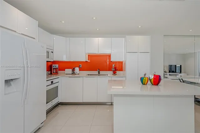 $6,700 | 2301 Collins Avenue, Unit 1211, Miami Beach, FL 33139