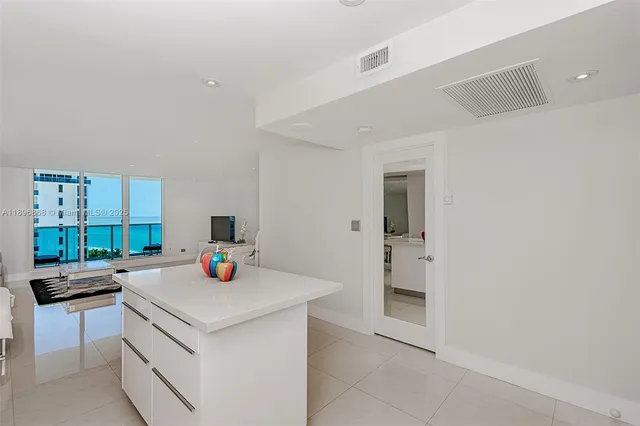 $6,700 | 2301 Collins Avenue, Unit 1211, Miami Beach, FL 33139