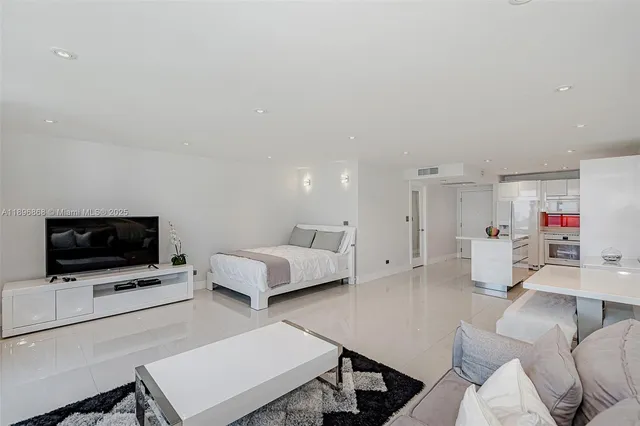 $6,700 | 2301 Collins Avenue, Unit 1211, Miami Beach, FL 33139