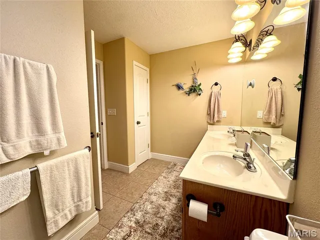 $375,000 | 2206 Cherry Blossom Circle, Lebanon, MO 65536