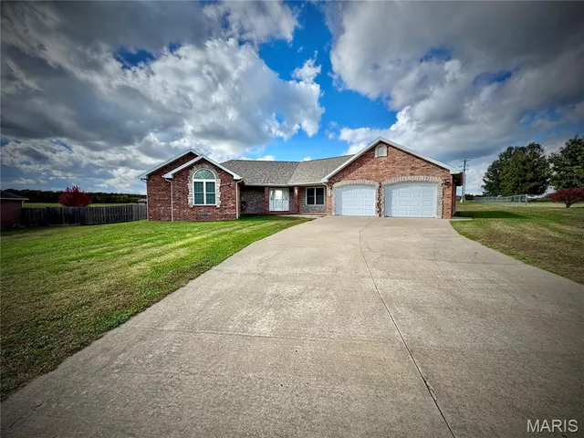 $375,000 | 2206 Cherry Blossom Circle, Lebanon, MO 65536