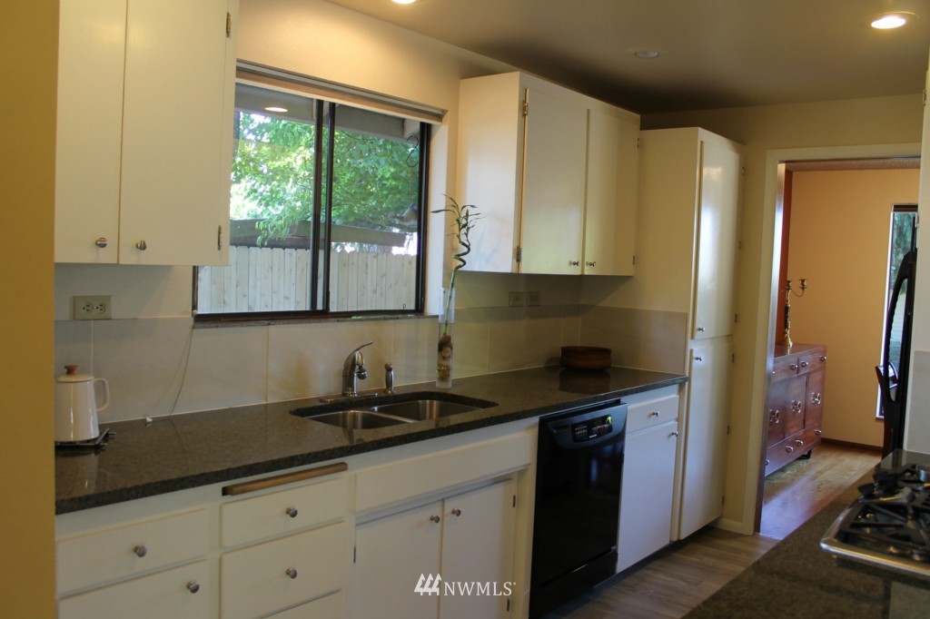 12515 Southeast 99th Street Renton, WA 98056 - Photo 4 of 19