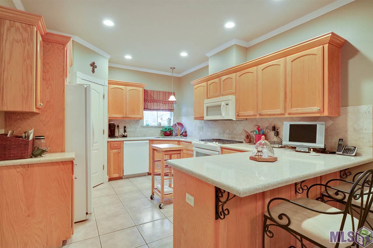 5222 Heidis Place Baton Rouge, LA 70817 - Photo 4 of 15 Spacious Kitchen