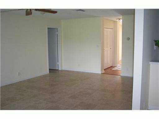 33 Southwest 5th Way Boca Raton, FL 33432 - Photo 9 of 21 Living room