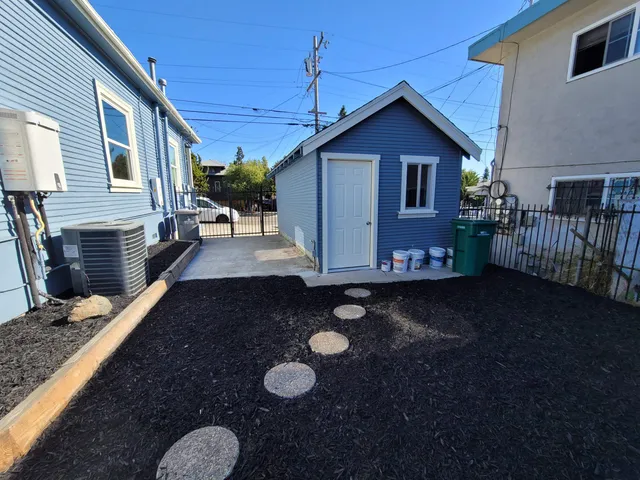 a view of a house with backyard