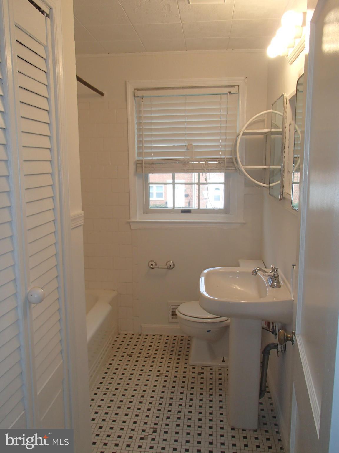 1449 Barrett Road Baltimore, MD 21207 - Photo 10 of 12 Bath