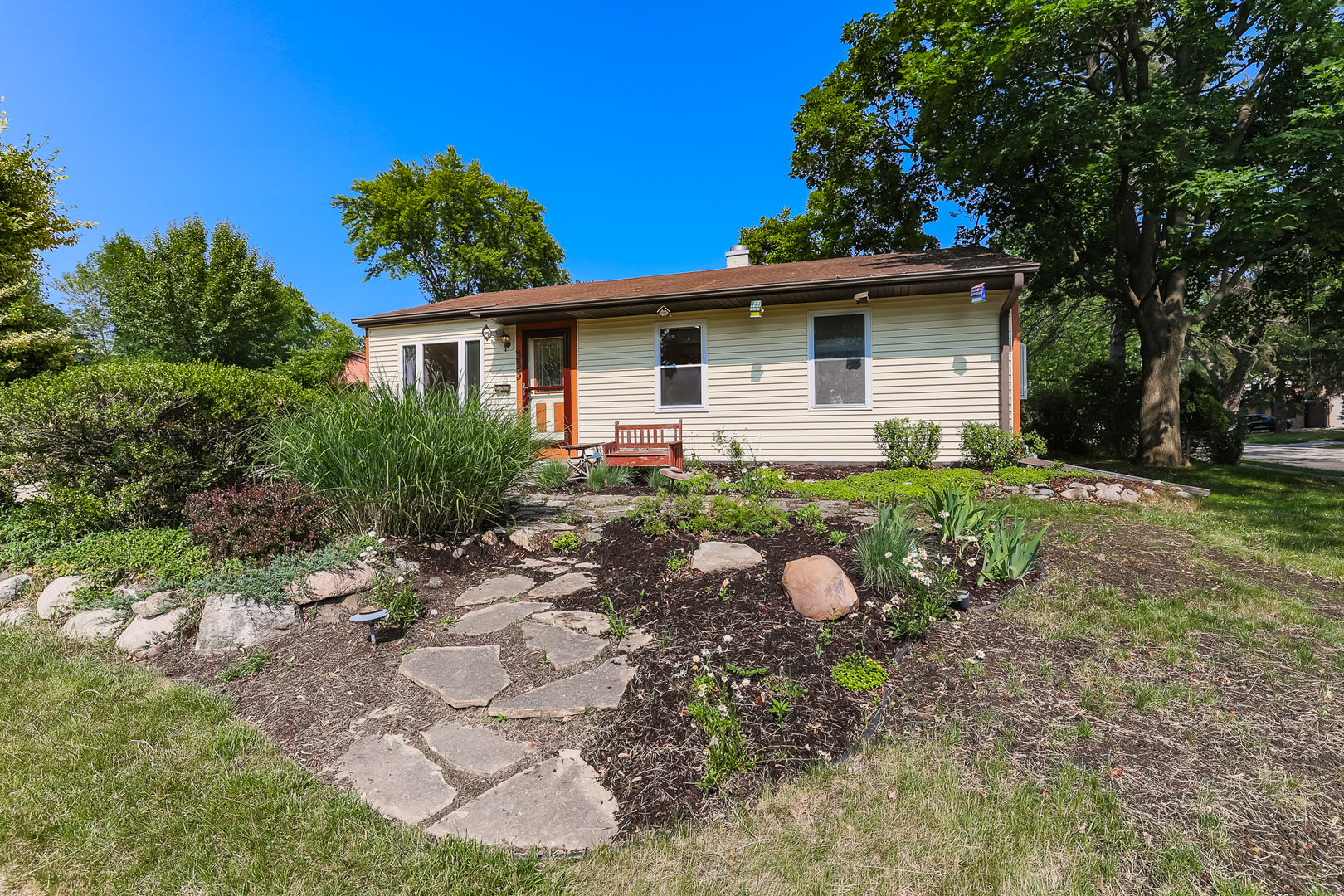 353 Raupp Boulevard Buffalo Grove, IL 60089 - Photo 3 of 28 a backyard of a house with lots of green space