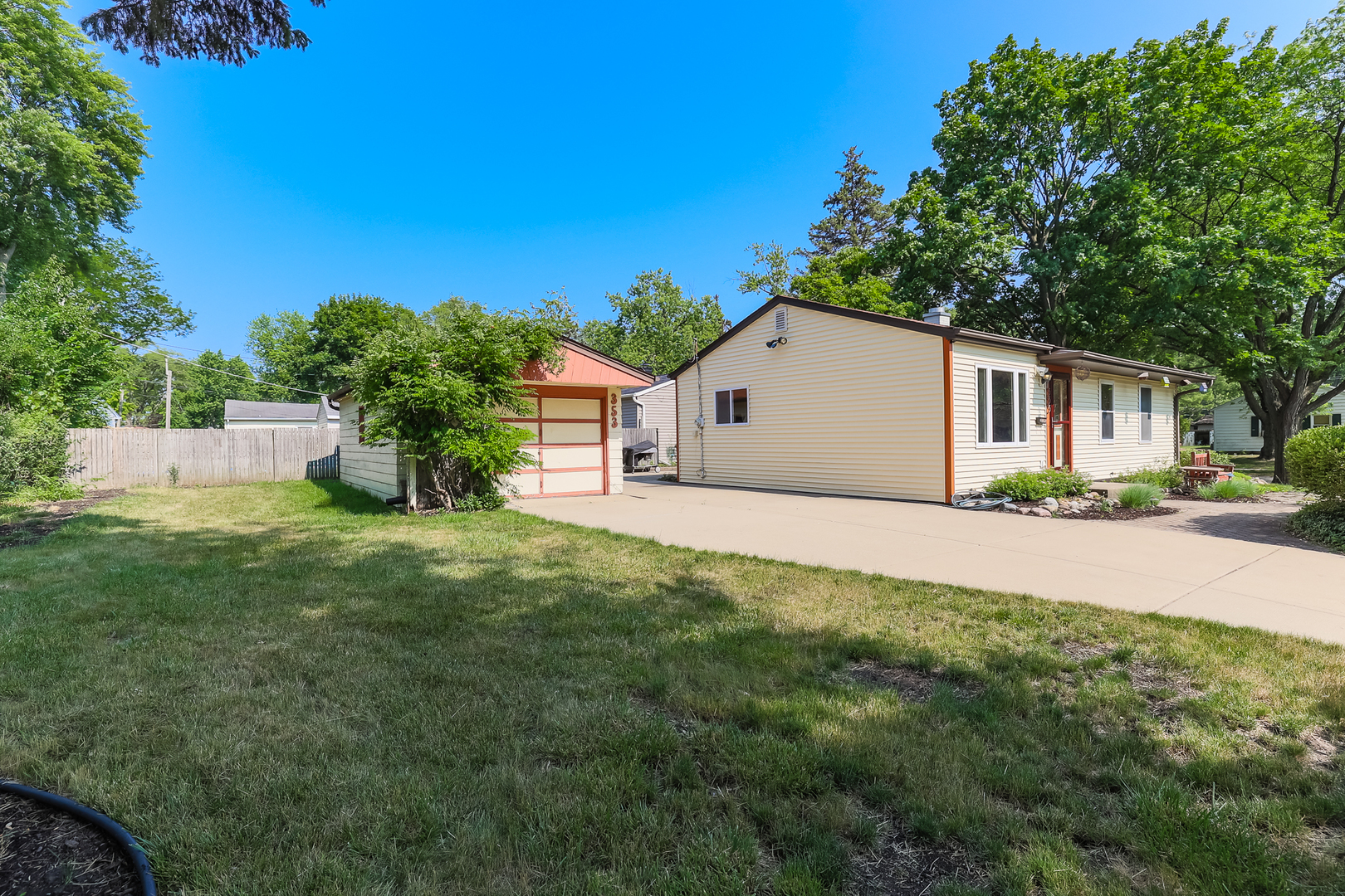 353 Raupp Boulevard Buffalo Grove, IL 60089 - Photo 4 of 28 a house view with a garden space