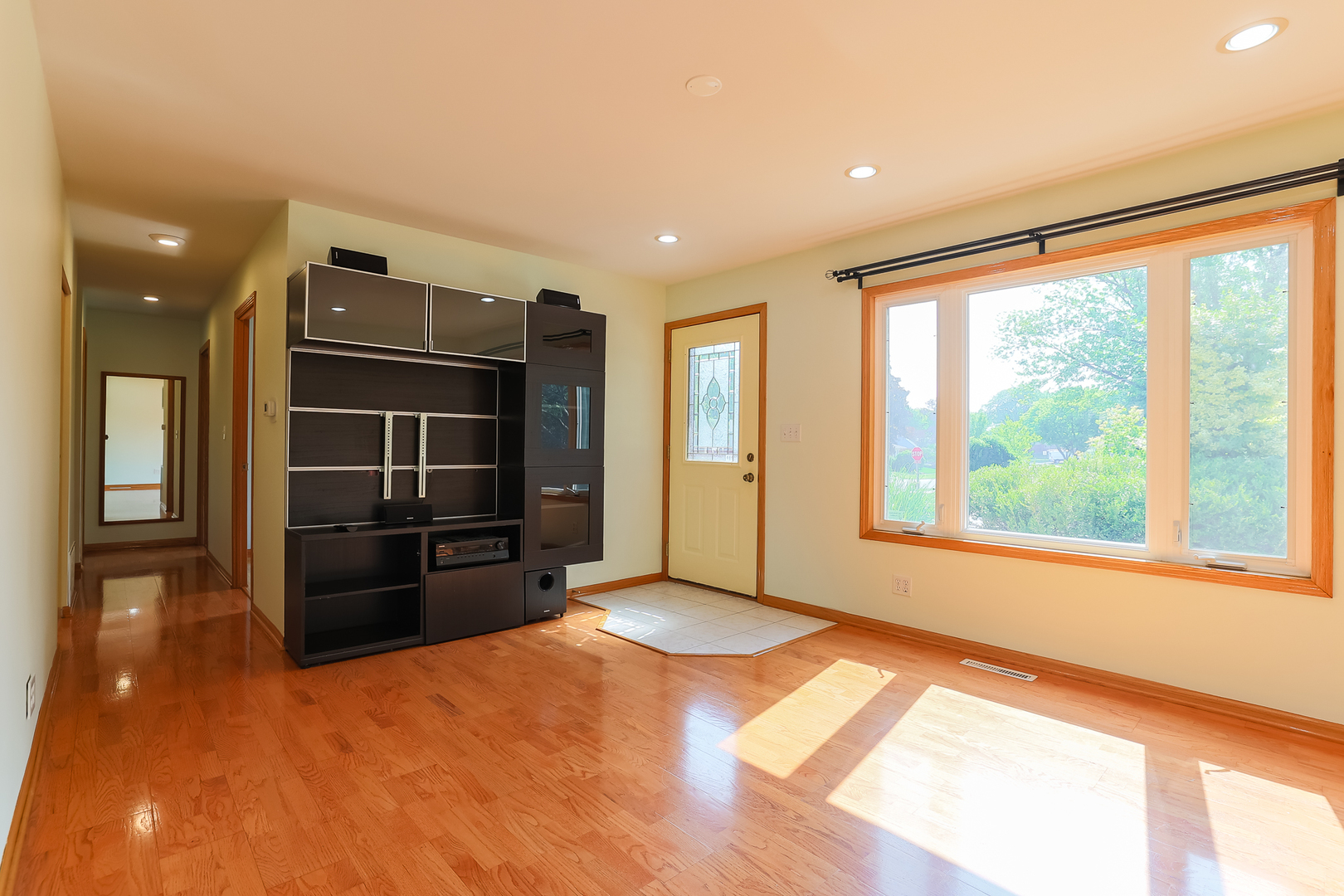 353 Raupp Boulevard Buffalo Grove, IL 60089 - Photo 6 of 28 a view of a livingroom with a flat screen tv