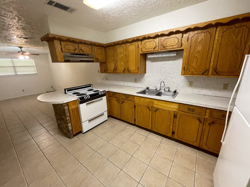 704 Cline Street Huntsville, TX 77340 - Photo 13 of 21